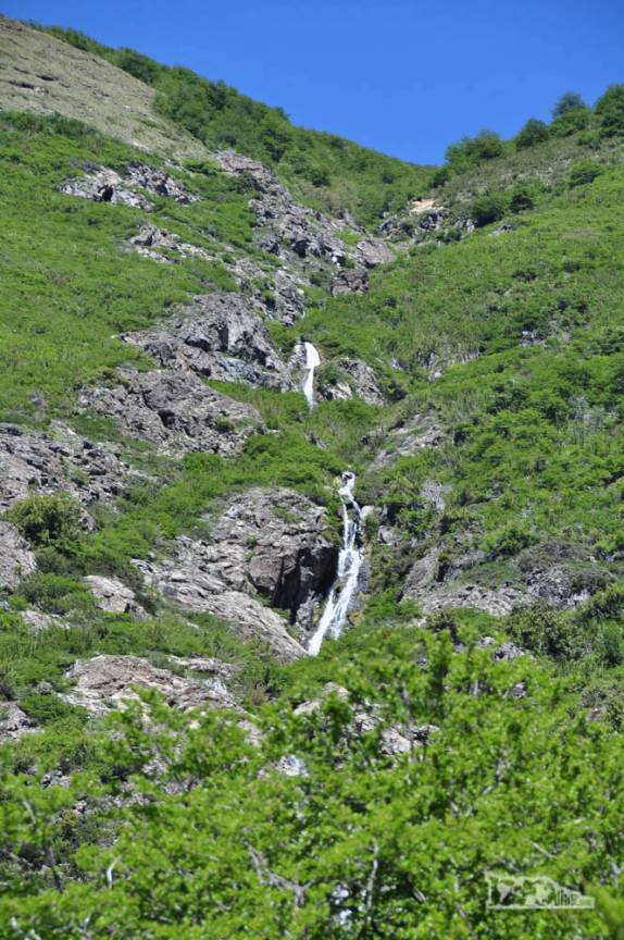 Cachoeira em uma das encostas ao lado da trilha para o Refúgio San Martín, no lago Jakob, na região de Bariloche, na Argentina